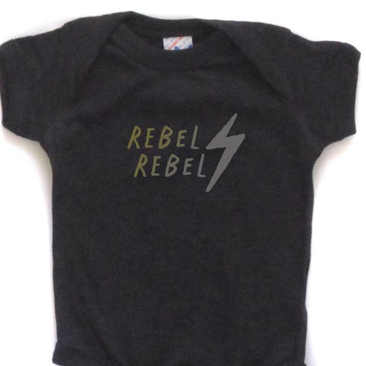 Body neonato con stampa serigrafica Rebel Rebel di David Bowie per la vendita all'ingrosso da parte di Megan Lee Designs