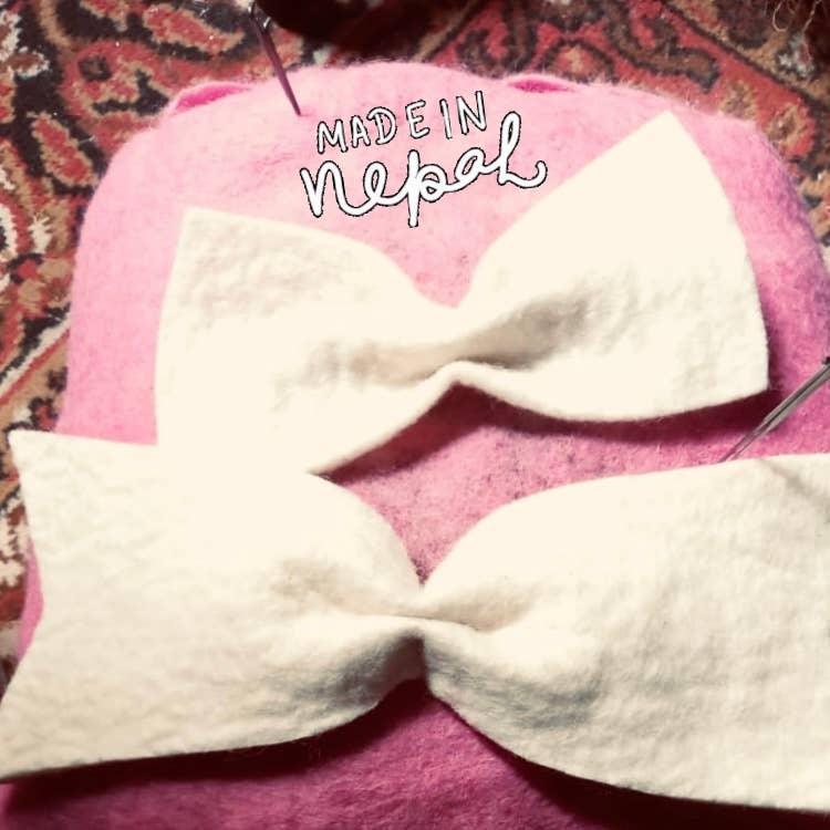 Luna-Leena  - handmade in Nepal - Wholesale Ornament - grote strik hanger houder off-white - wolvilt - handgemaakt3