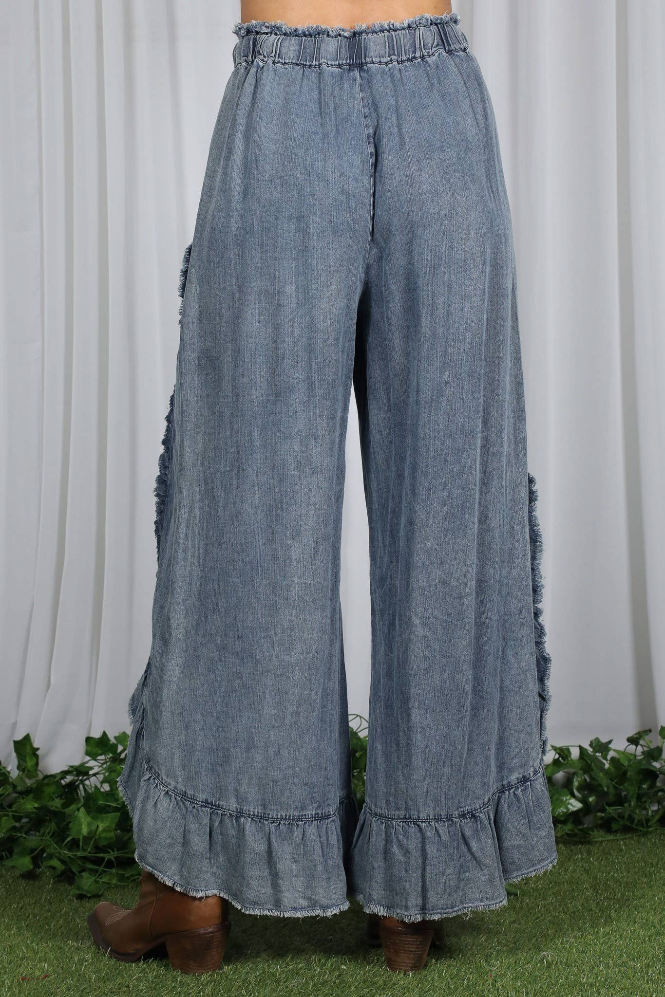 Vine & Love - Wholesale Jeans - Women's - Flared Ruffle Hem Washed Chambray Crop Denim Pants VP830403