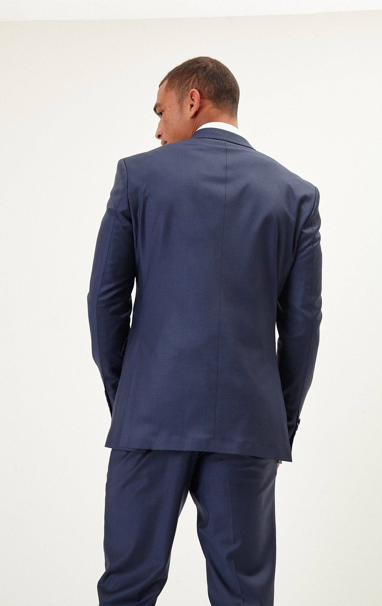 NAVY SOLIDO Abito da uomo Ron Tomson doppiopetto in lana Merino Super 120s, blu navy in vendita all'ingrosso su Faire6