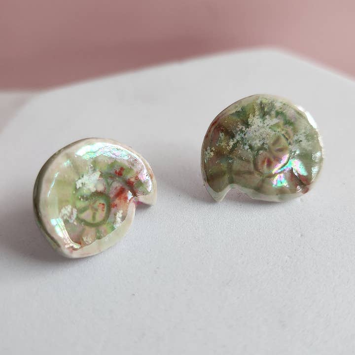 Schneckenhaus-Ohrstecker für den Großhandel von Crown & Heart