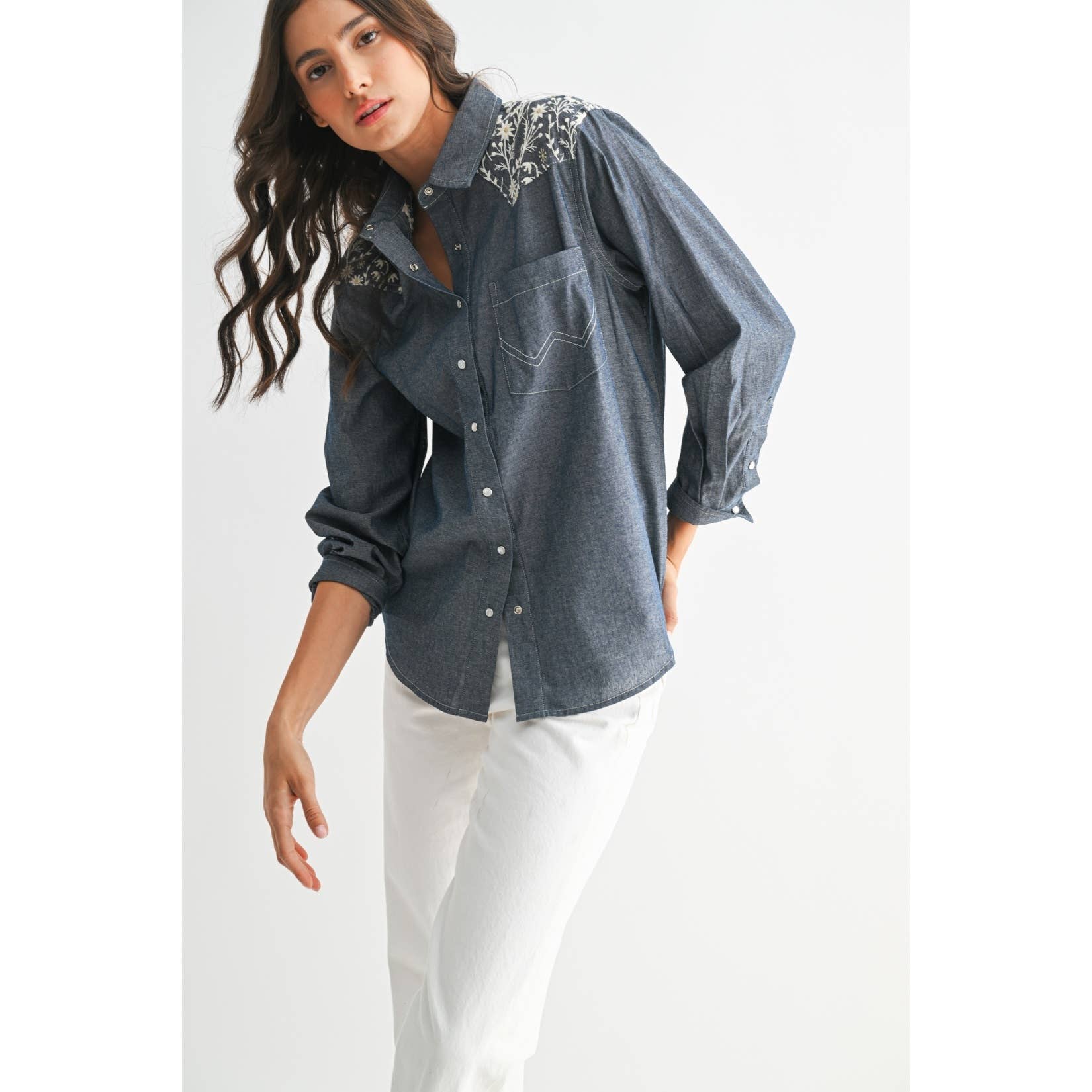 CHAMBRAY FONCÉ CHEMISE EN JEAN BRODÉE À MANCHES LONGUES AVEC BOUTONS en vente sur Faire5