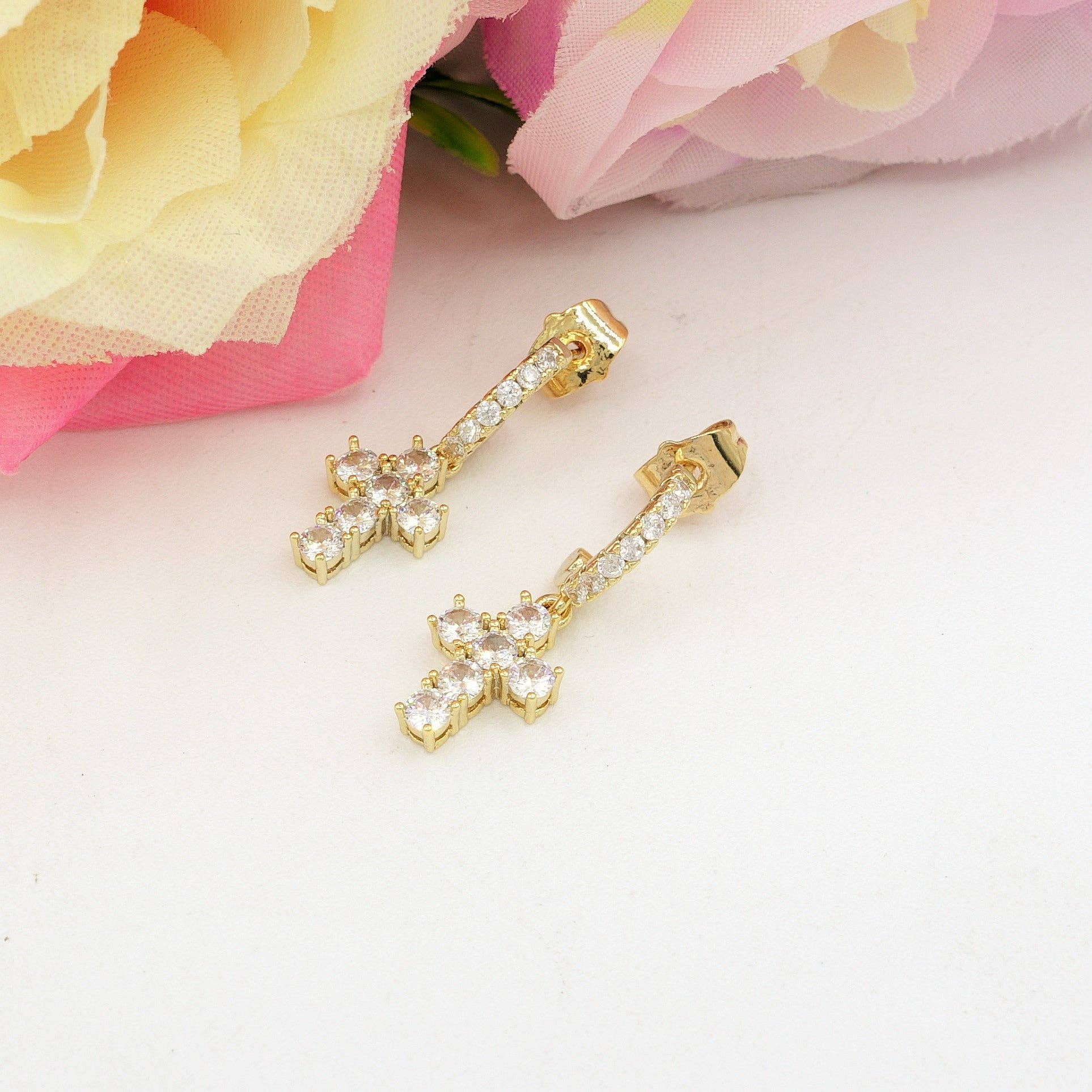 Daemon srls - Wholesale Huggie Earrings - SYLVIE CROSS HOOPS ~ Orecchini mini cerchio zirconato con croce in cubic zirconia3