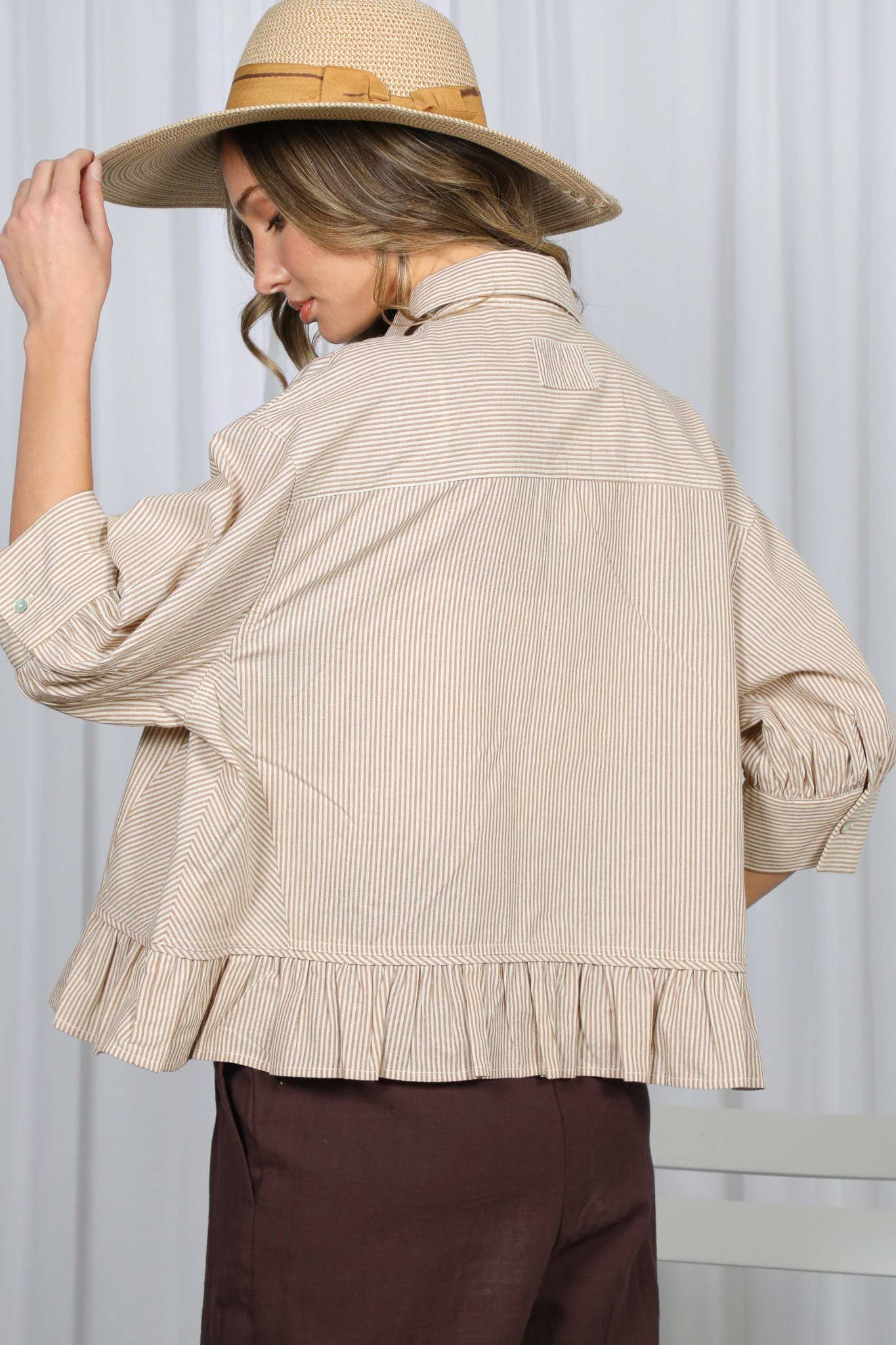 Vine & Love – Camisa com botões no colarinho – Mulher por atacado – Camisa às Riscas com Detalhe de Bolso e Bainha com Folhos 100% Algodão VT82772A13