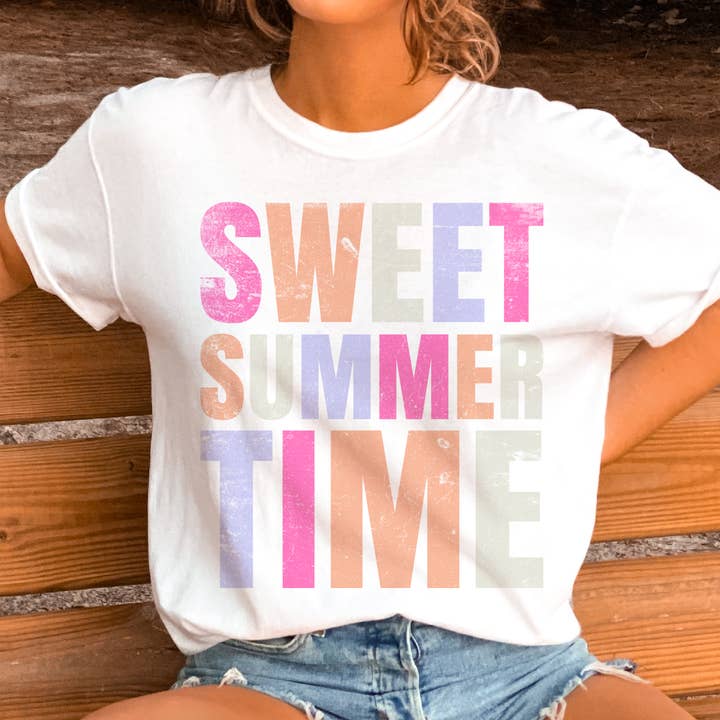 Sød Sommer Pastel Print Ferie Resort Grafisk T-shirt for engroshandel hos Par.tees by Party On!