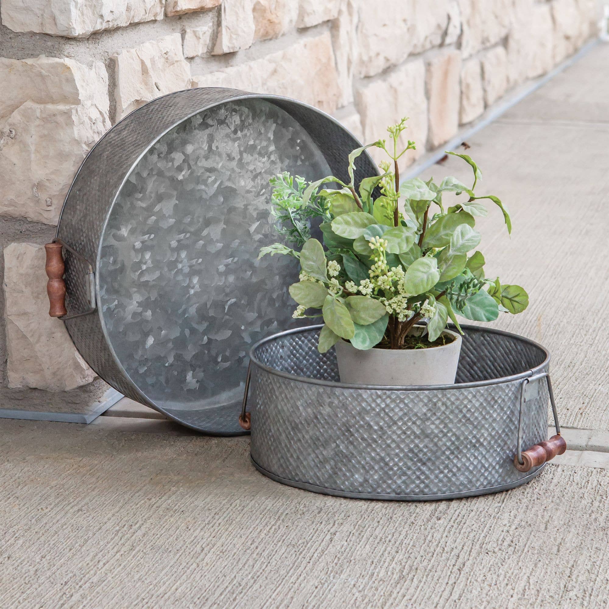 Col House Designs - Vendita all'ingrosso Vassoi decorativi - 2/Set, vassoi in metallo con manici in legno2