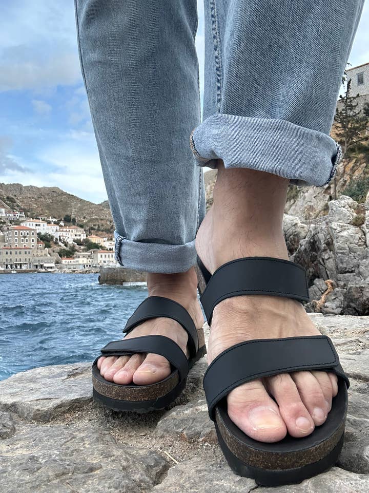 Sandales en cuir pour hommes, marron, à larges brides ajustables pour la vente par Christina Christi