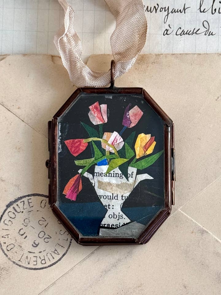 Tulipaner i urne ~ kunstnerisk medaljon, blomstret vintage-dekoration, håndlavet for engroshandel hos Maris Mirum