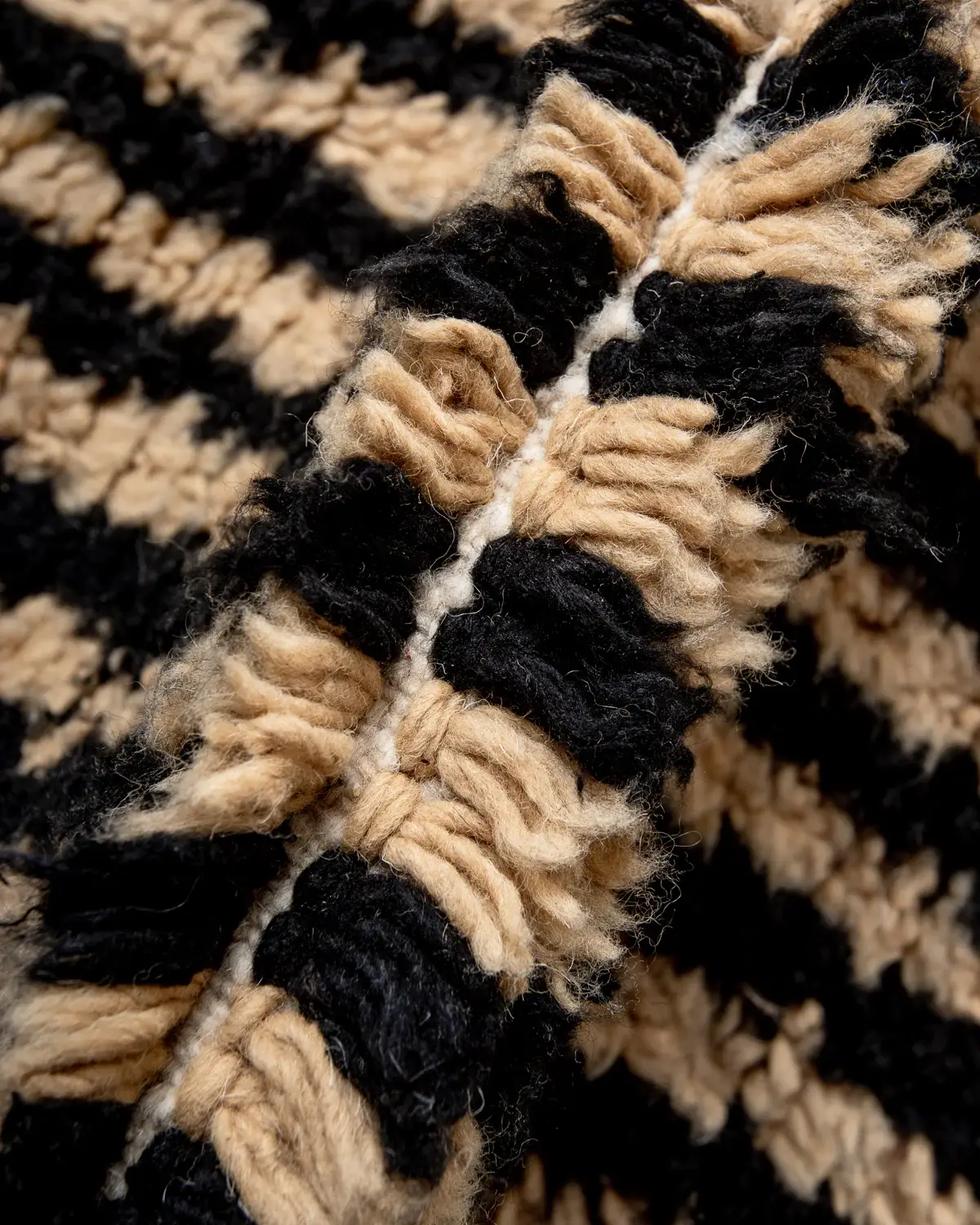 BerberNest - Vente Tapis - TAPIS BENIOURAIN INCROYABLE, Tapis rayé noir beige, Tapis de surface3