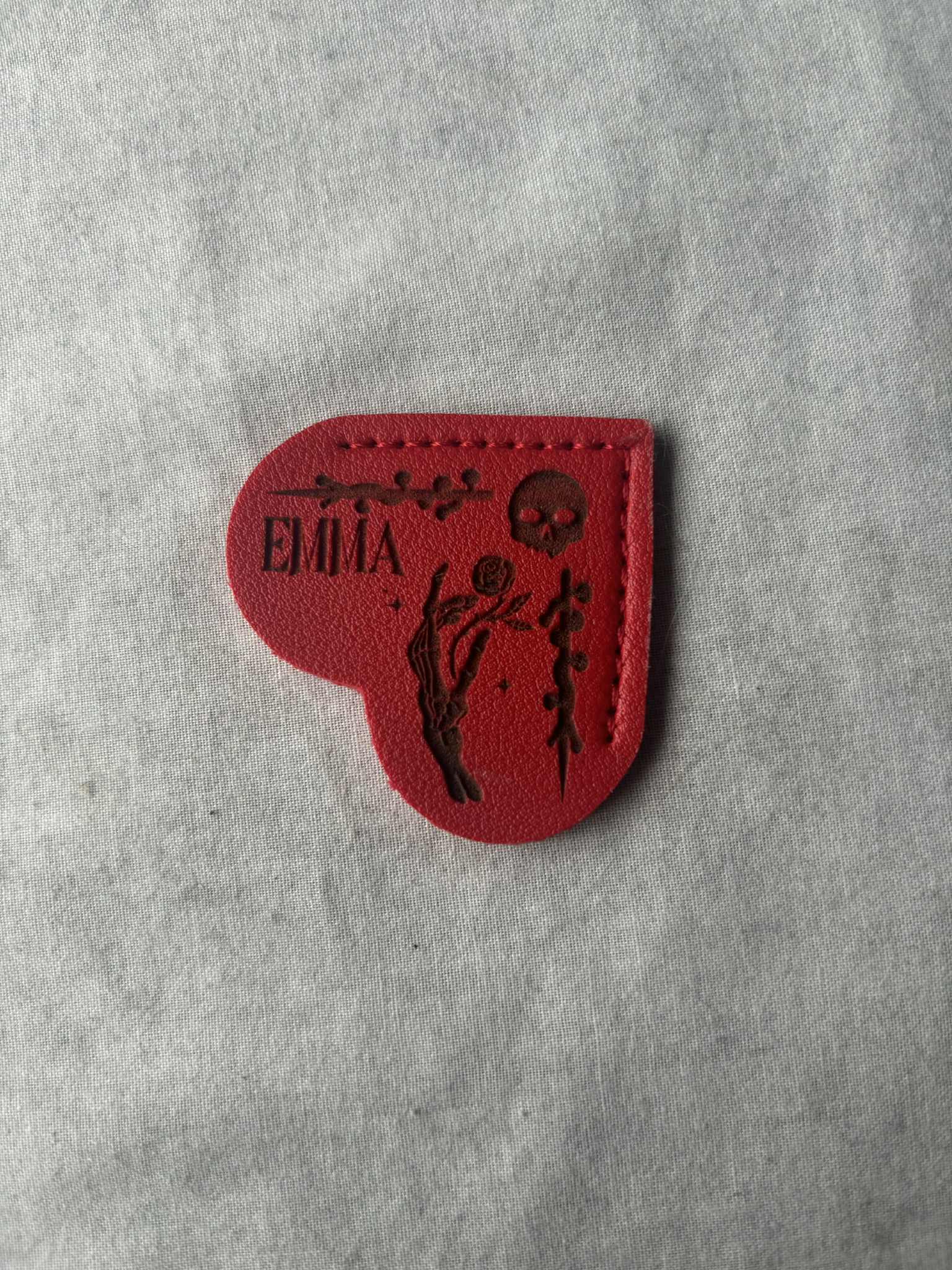 Cryptid Creations – wholesale Bokmärke – Bokmärke i konstläder format som ett hjärta med gravyr2