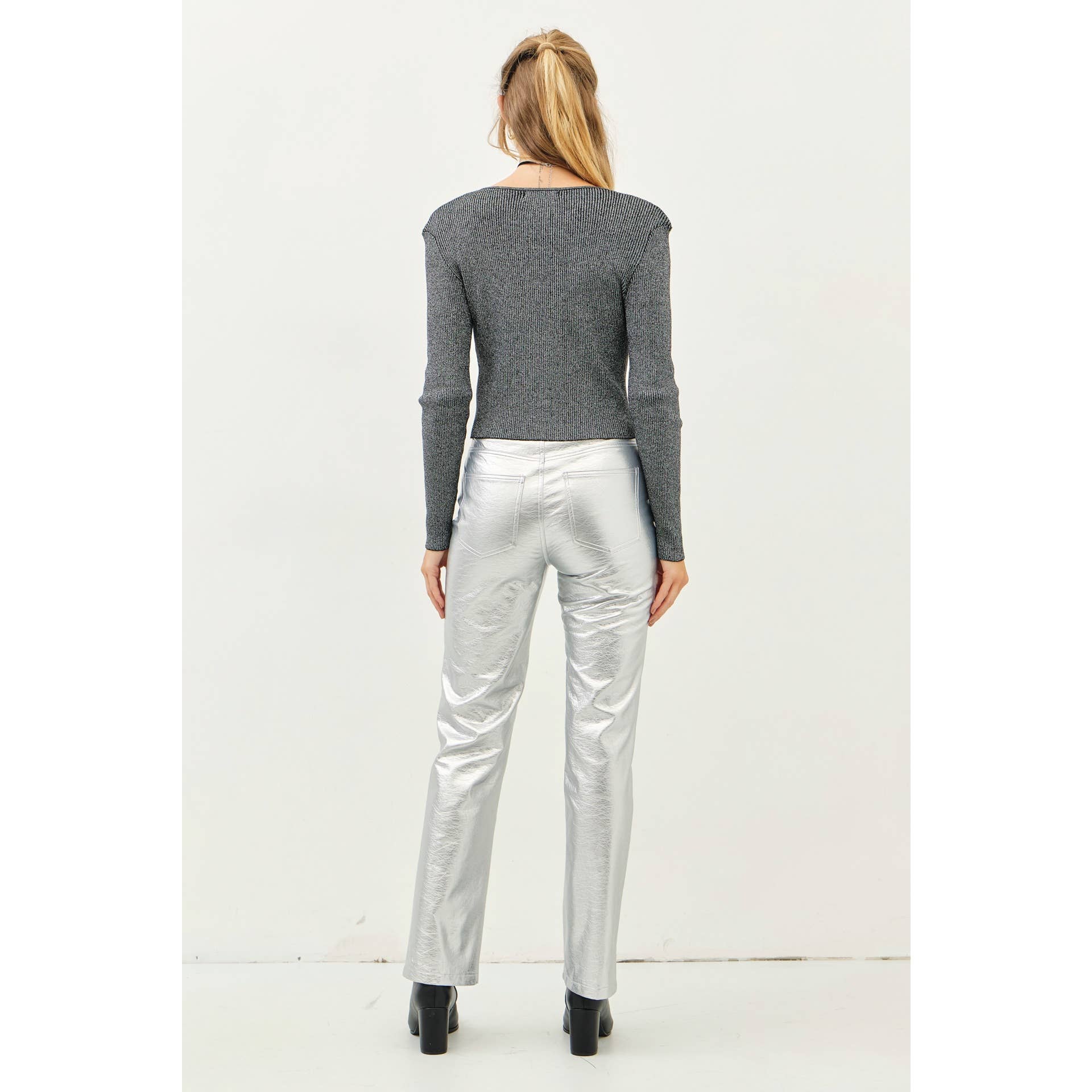 idem ditto – Großhandel Strickpullover – Damen – BOLD STATEMENT METALLIC STRICKPULLOVER MIT SCHLEIFEN26