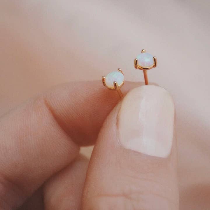 Posey Opaal Studs voor wholesale door Dainty Wishes Jewelry