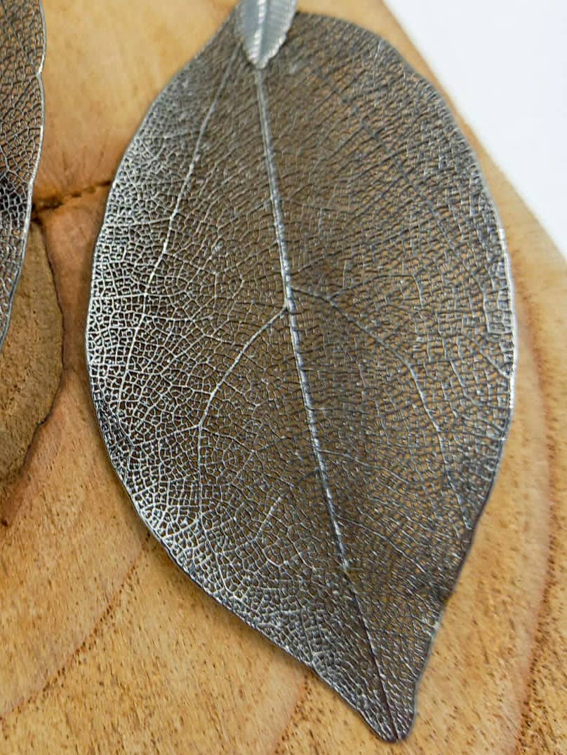 Jess & Lou – Großhandel Ohrhänger – Filigraner Ohrring mit Blattmotiv aus Zinn ER032GM1