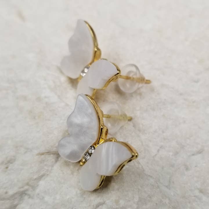 Perno a forma di farfalla in conchiglia naturale per la vendita all'ingrosso da parte di Treasure Wholesale