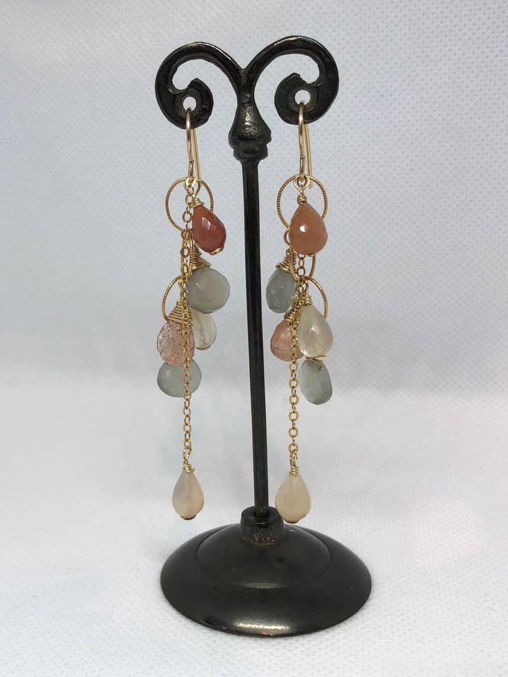 Boucles d'oreilles pierre de soleil et pierre de lune pour la vente par Gayatri Designs Jewelry