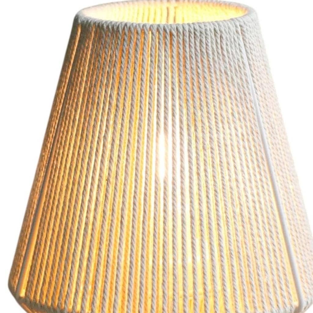 HomeRoots - Vente Lampes d'appoint/de bureau - Lampe de bureau à abat-jour géométrique beige de 7" à piles.4