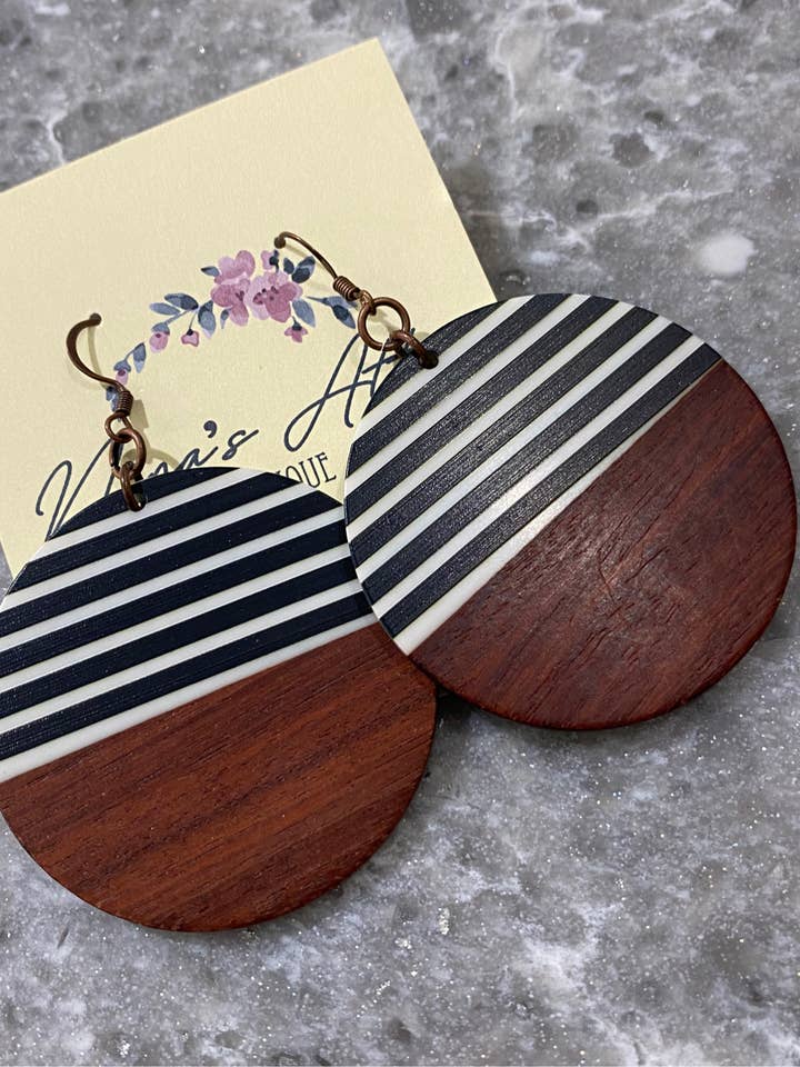 Rond en bois rayé pour la vente par Nina’s Attic