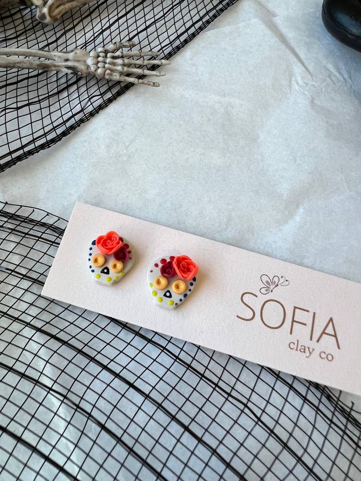 Caveiras de Açúcar, Dia De Los Muertos, Brincos de Halloween, Argila Polímero, Brincos Artesanais por atacado de Sofia Clay Co.
