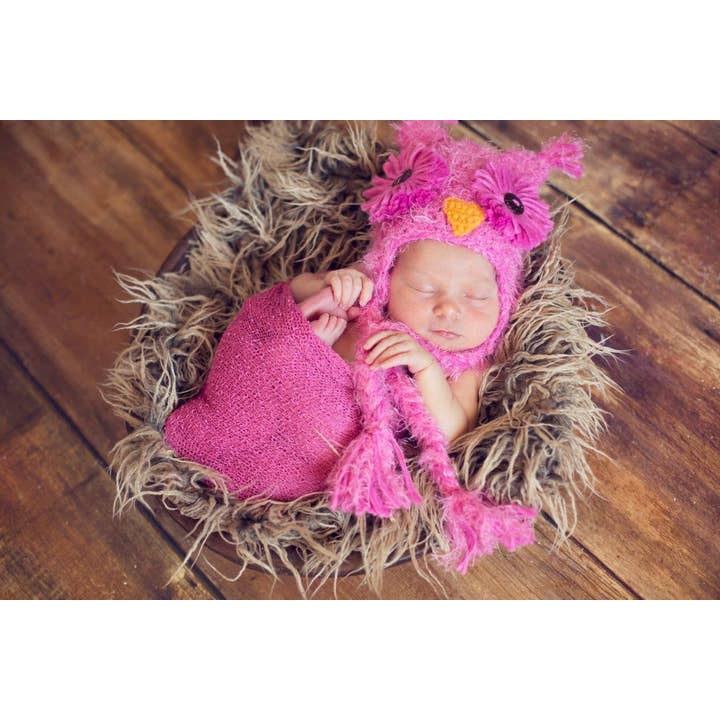 Bonnet cadeau Hibou des neiges en crochet à plumes roses pour la vente par The Daisy Baby LLC