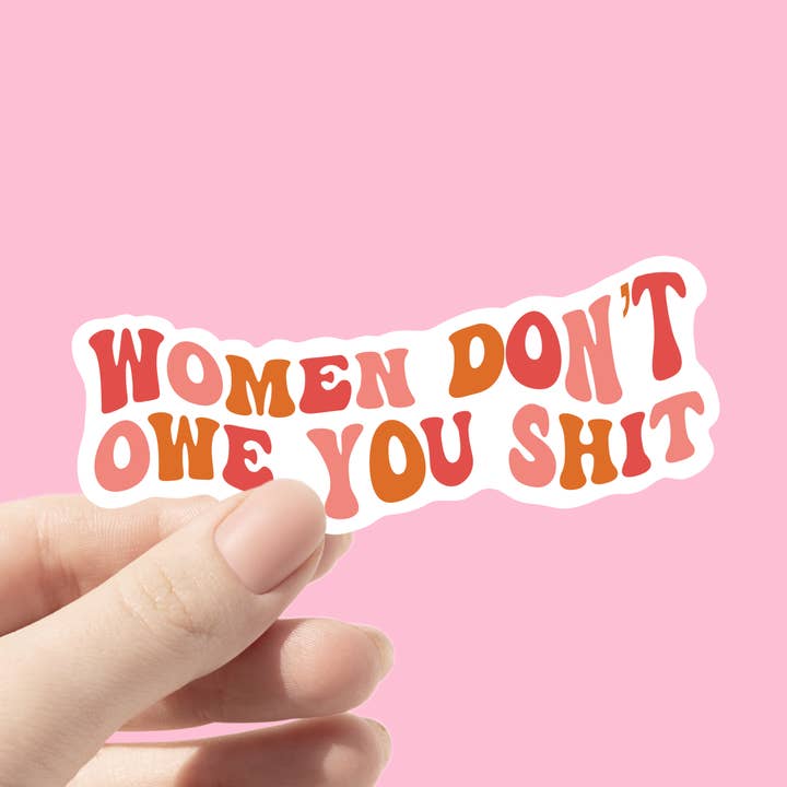 Autocollant féministe « Women Don't Owe Shit » pour la vente par Chlo Ranae Co