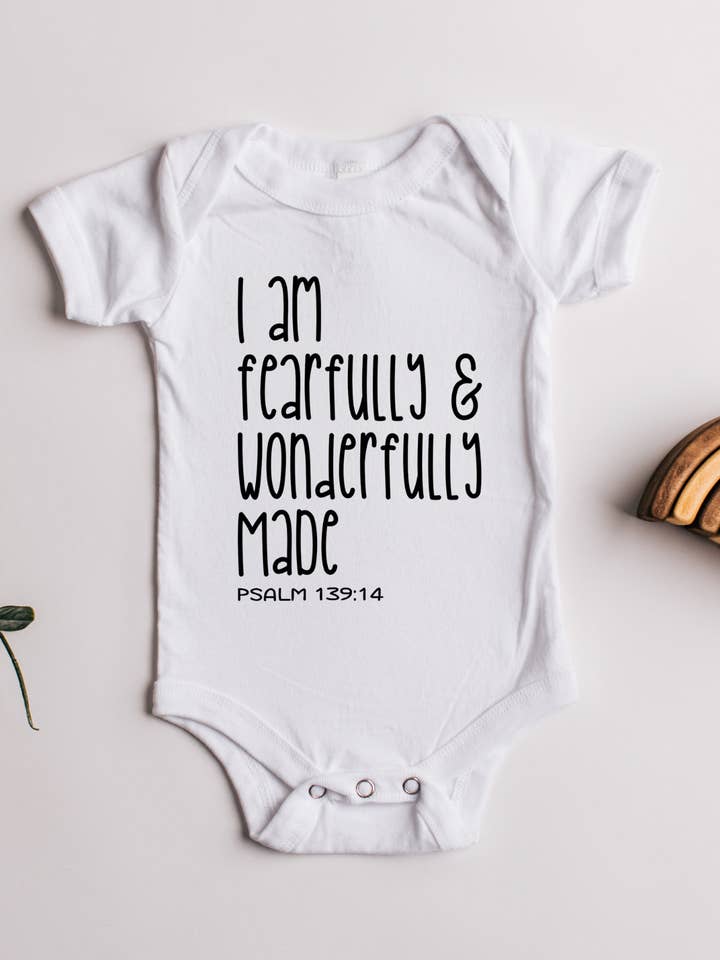 BODY BÉBÉ FABRIQUÉ AVEC CRAINTE ET MERVEILLE pour la vente par Declarations By Beyond The Aisle