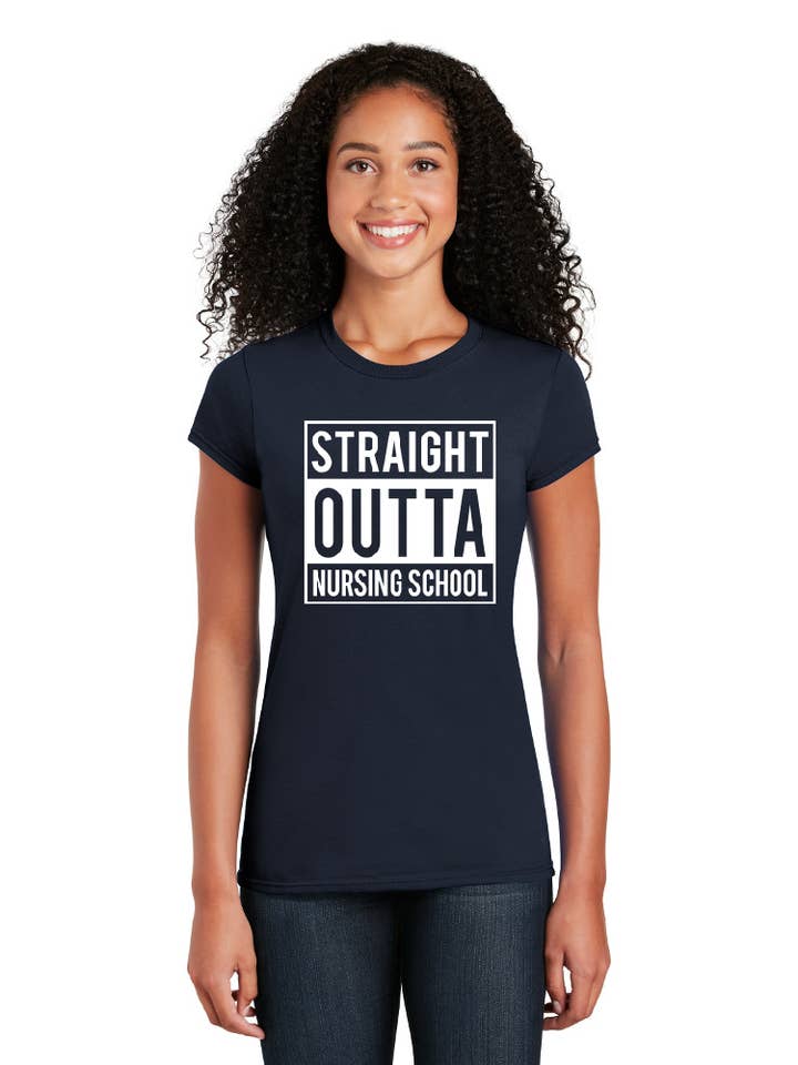 Straight Outta Nursing School - T-shirt à manches courtes en coton pour la vente par Cutieful