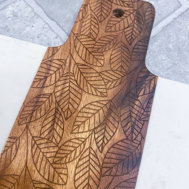 Wilkerson Handmade – wholesale Serveringsfat – Blad vit marmor och trä serveringsbricka