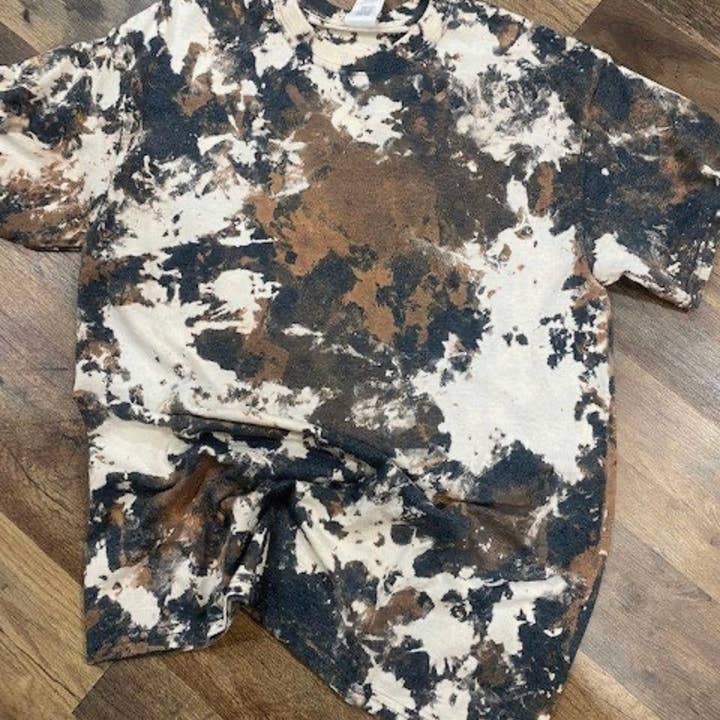 Chemise blanchie blanchie à l'acide à imprimé vache pour la vente par Personally Pressed Boutique