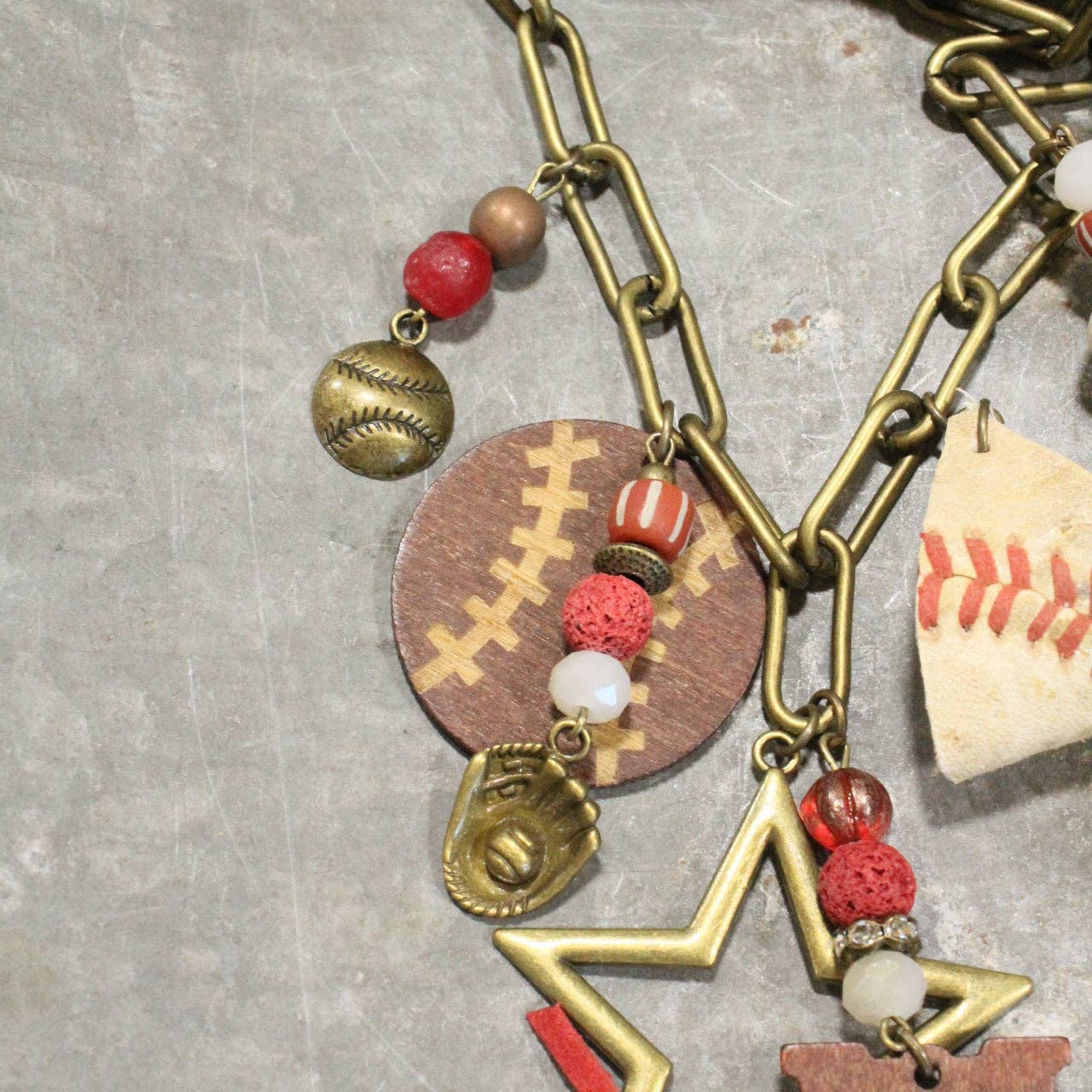 The Primitive Peddler, Inc. - Vente Colliers à pendentif - Collier Envoûté de Frappeur de Home Run1
