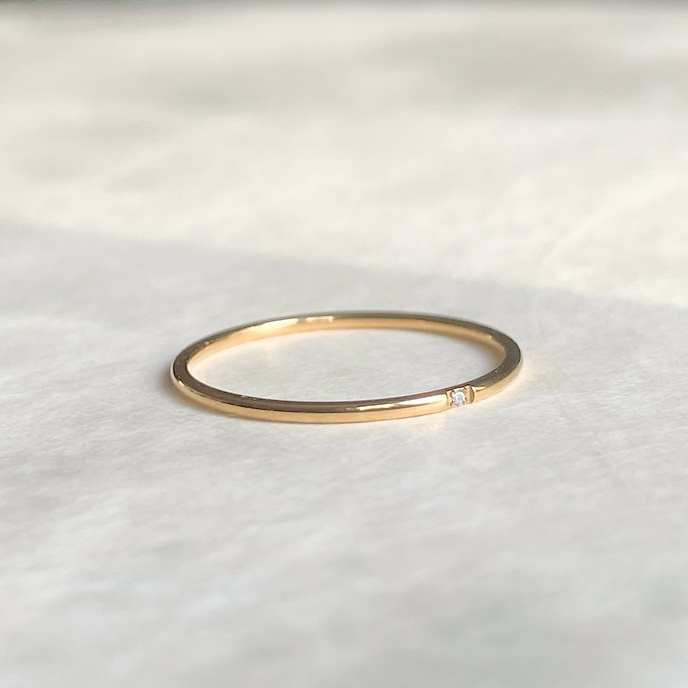 Blueyejewelry – Großhandel Band/Stapelring – Fainty Goldring — Wasserdichtes dünnes Goldband — Diamantring3