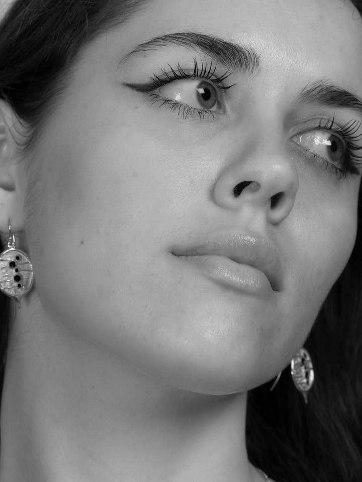 Honesty Drops Fabriqué à la main en argent avec des graines noires pour la vente par Andrew O'Dell Jewellery