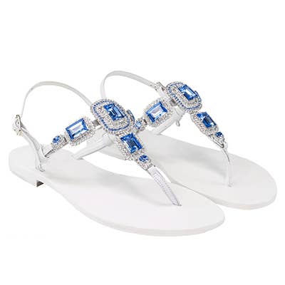 Sandali piatti bianchi con gioielli per la vendita all'ingrosso da parte di PRAZZI PARIS