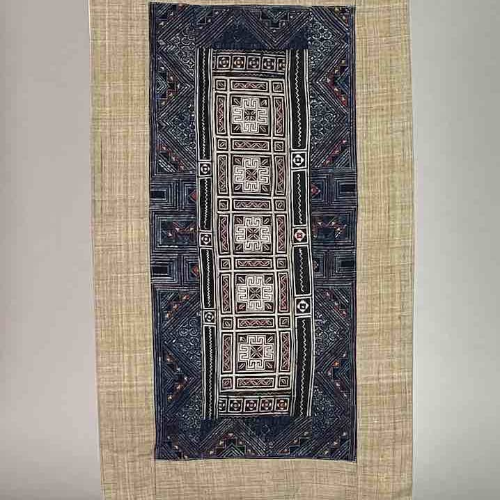 Tenture murale décorative en lin avec tissu vietnamien tribal hmong vintage pour la vente par The Niger Bend
