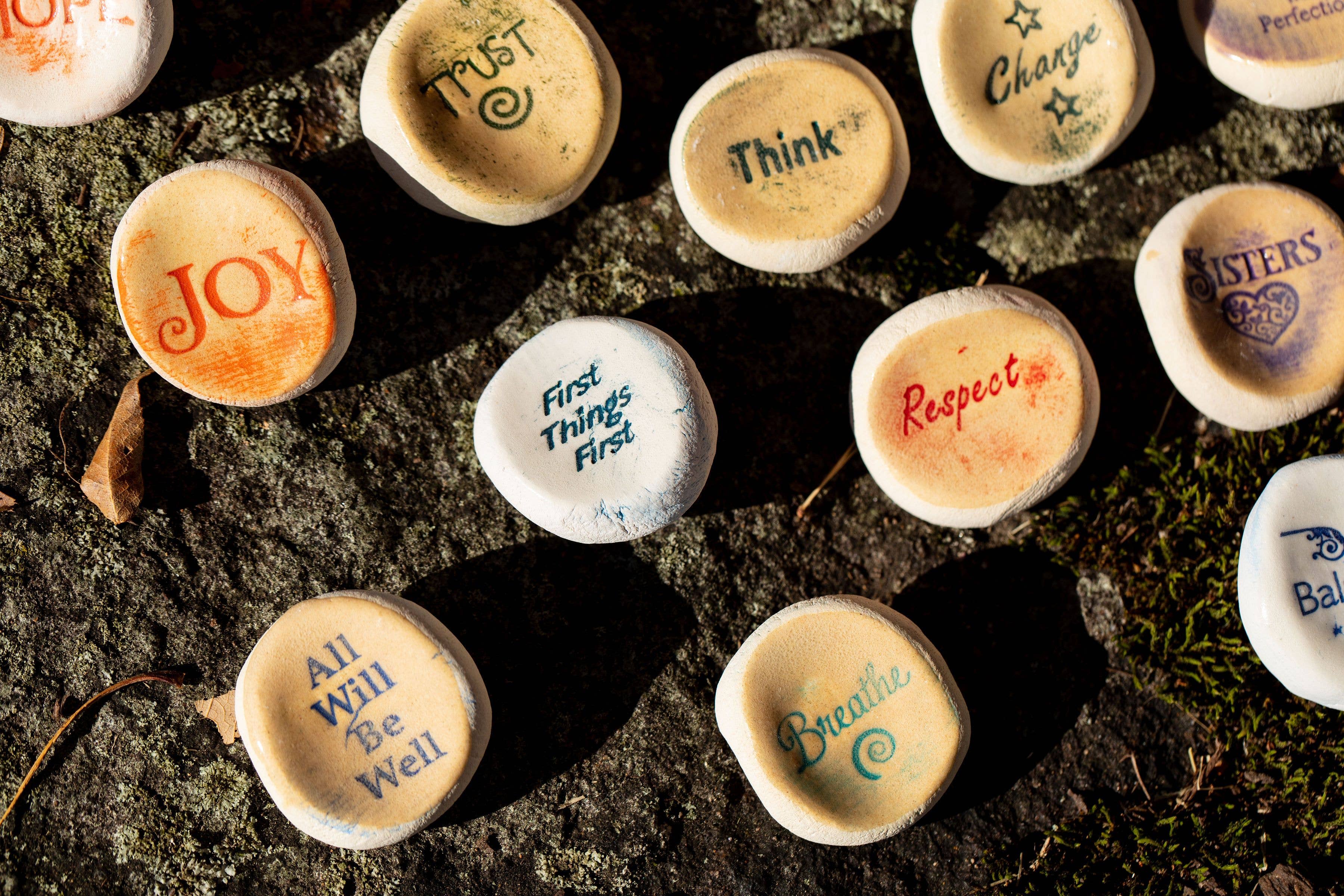 SHOPGIVECOURAGE – Großhandel Spiritueller Stein/Kristall – Aufsteller mit Wortsteinen aus Keramik (75 sortiert) in einer kleinen Teigschüssel2