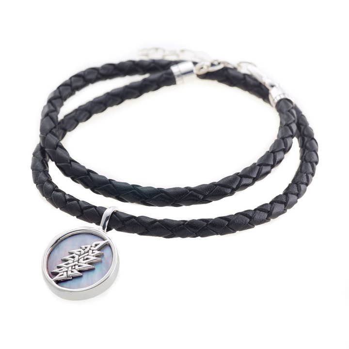 Collana in pelle intrecciata con ciondolo a 13 punti con fulmine in argento Sterling per la vendita all'ingrosso da parte di Cynthia Gale New York