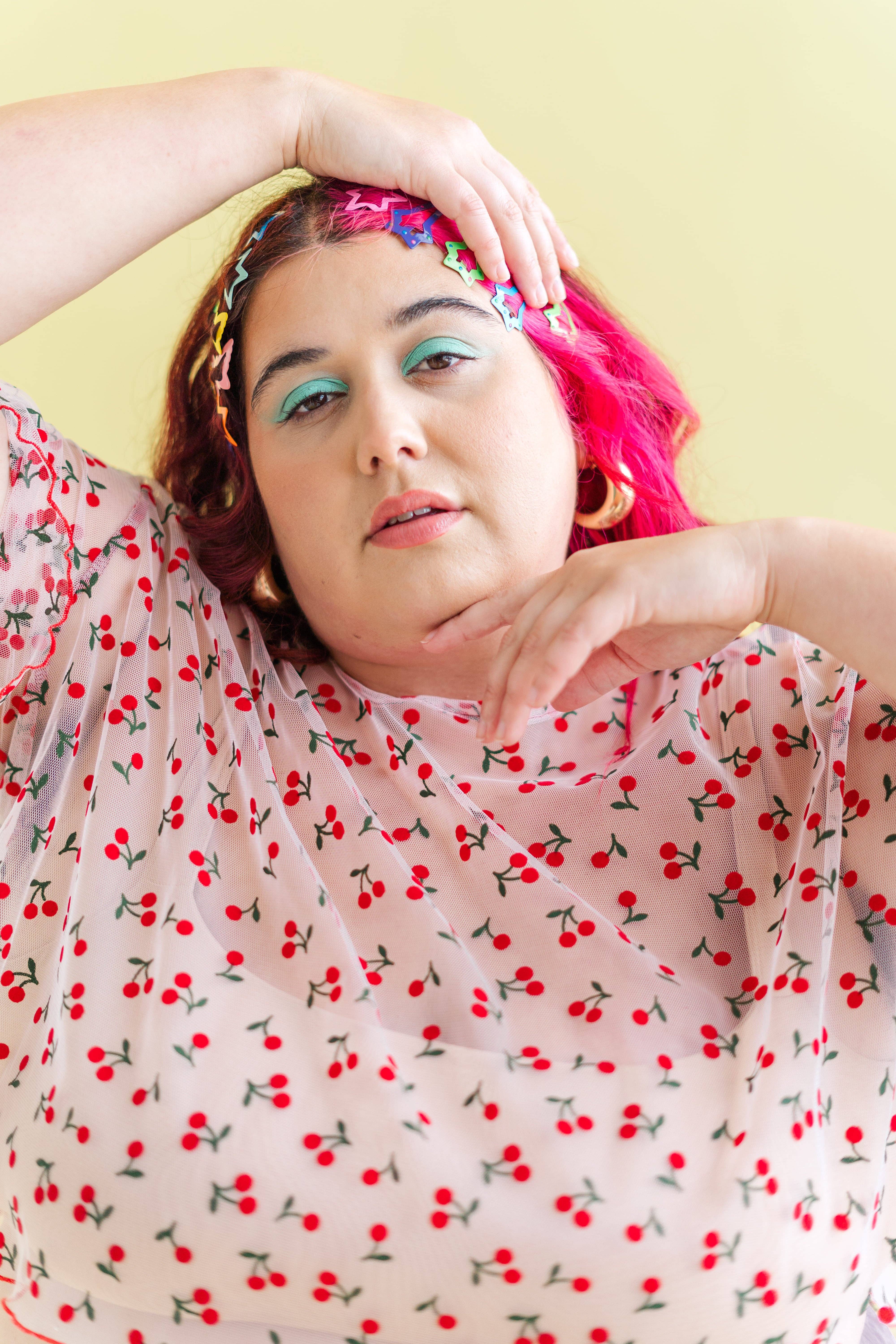 Nettle Studios – Blusa - Mulher por atacado – Blusa de Camadas em Malha de Cereja para Mulher Tamanho Grande Inclusivo1