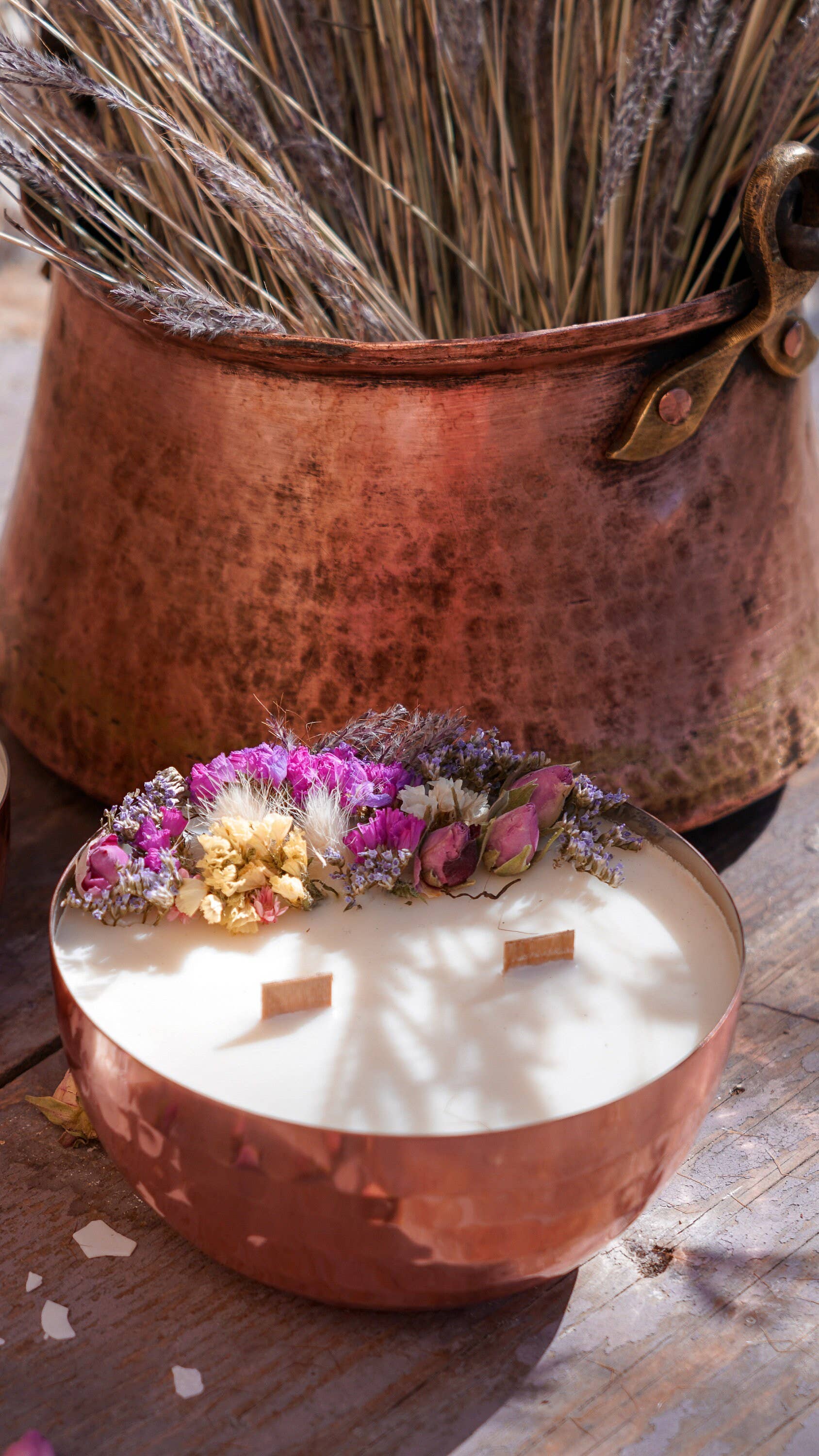 Nema Concept – wholesale Jar/filled candle – Hammered Copper Pot Soy Candle with Dried Flowers3