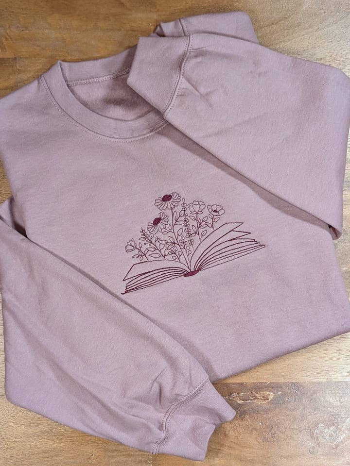 Broderad blommig bok med rund hals Bookish läströja för wholesale av Penelope Annen Design