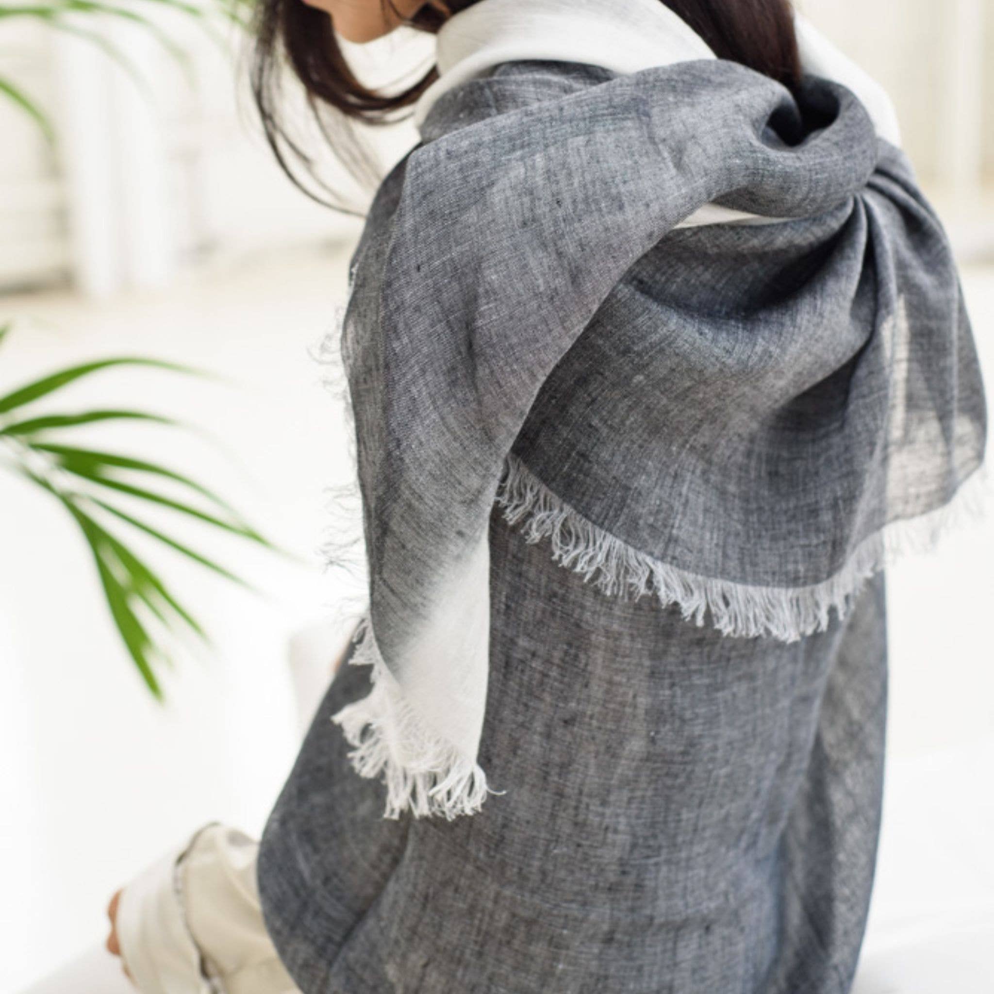 Variously - Vendita all'ingrosso Sciarpa - Donna - Sciarpa lavorata a mano in morbido lino nero con sfumature di granito



13