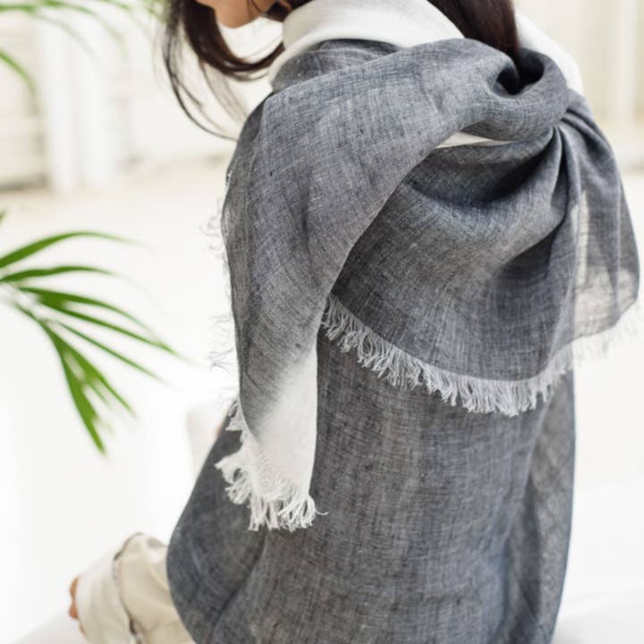 Variously - Vendita all'ingrosso Sciarpa - Donna - Sciarpa lavorata a mano in morbido lino nero con sfumature di granito
13