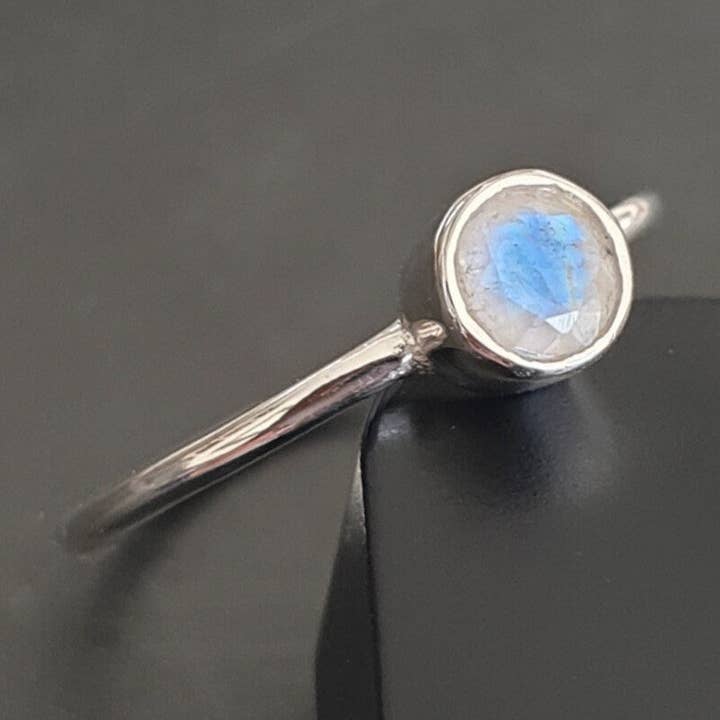 Anel Delicado com Pedra da Lua Facetada Redonda de 5mm | Prata de Lei por atacado de Mistry Gems