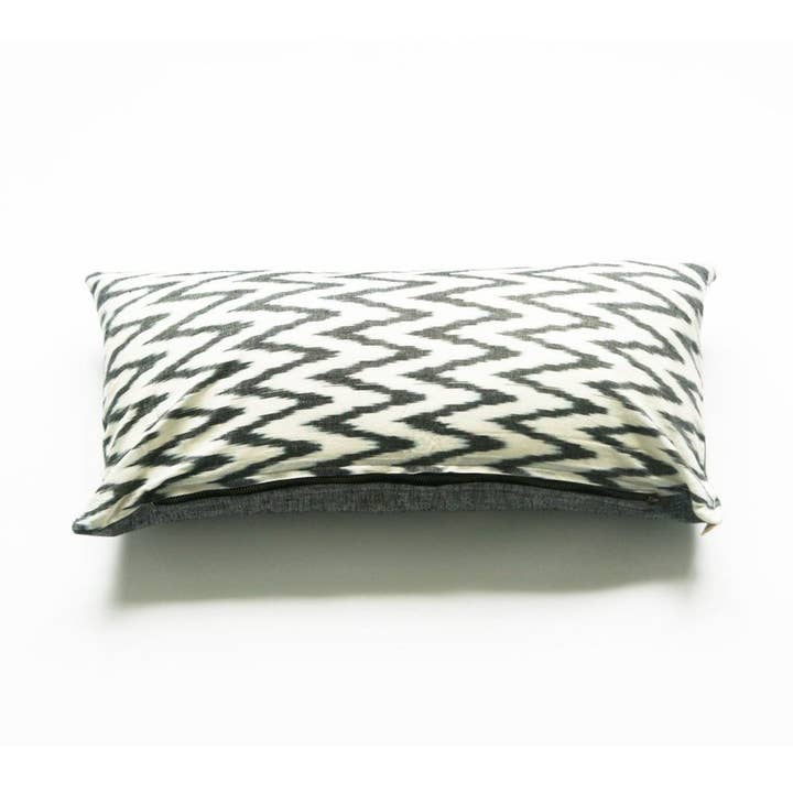 Copricuscino lombare Ikat Zig Zag Ikat grigio Chevron per la vendita all'ingrosso da parte di Rustic Loom