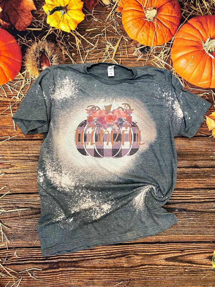 Plaid Tacksam Pumpkin Bleach Tee | Bleach Shirt för wholesale av Cute As A Rustic Button