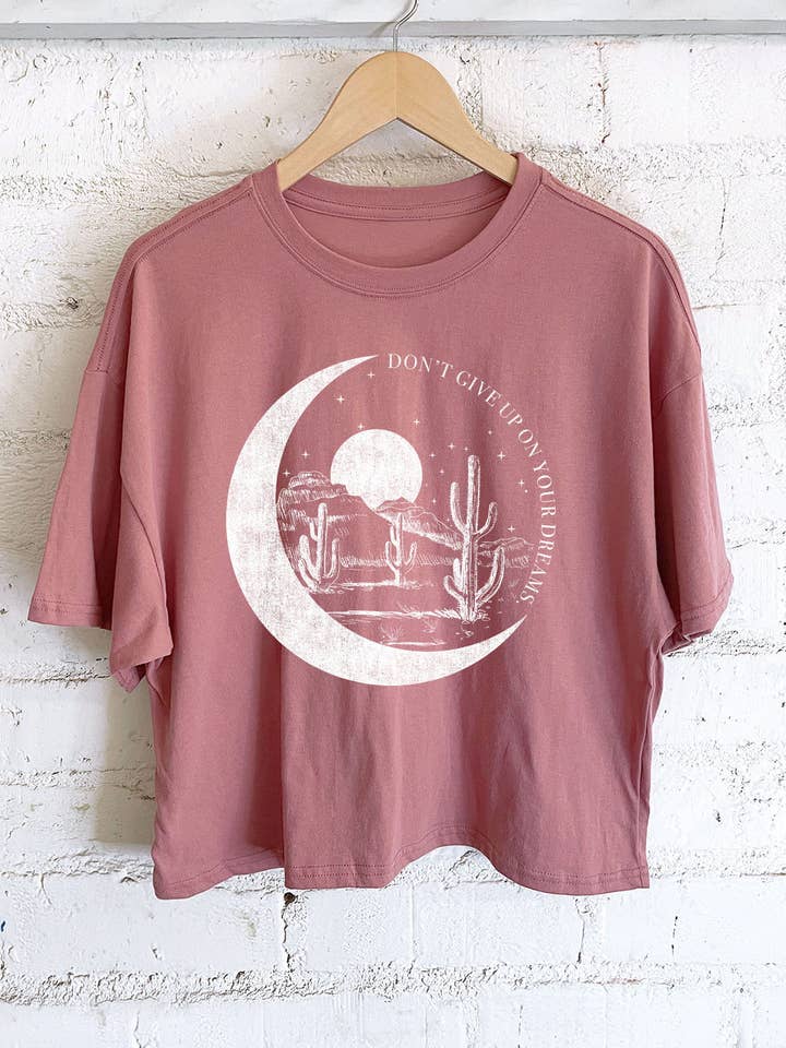 GEEF JE GEDROOMDE LANGE CROP TOP MET GRAFISCHE PRINT NIET OP voor wholesale door Rustee Clothing