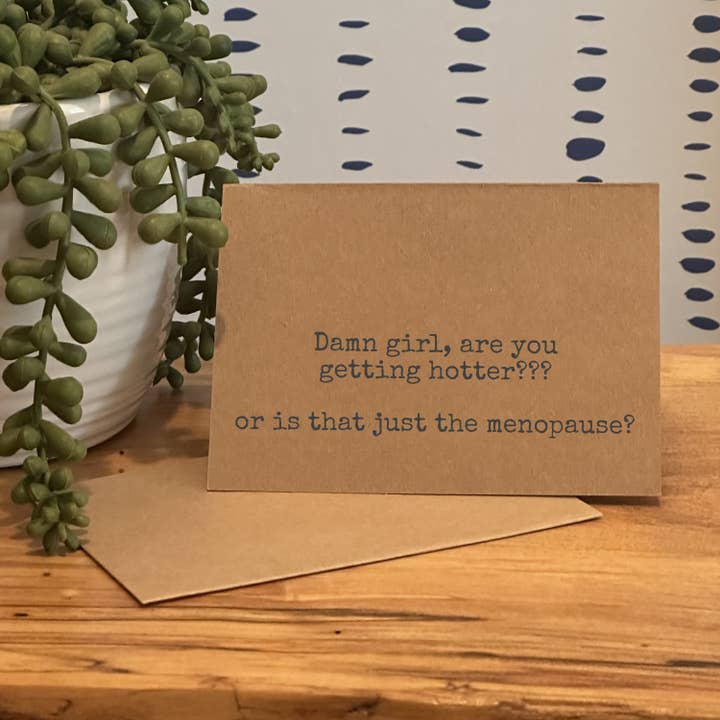 Biglietto di Compleanno Divertente 'Diventi più Calda o è la Menopausa' per la vendita all'ingrosso da parte di by BellaBlue
