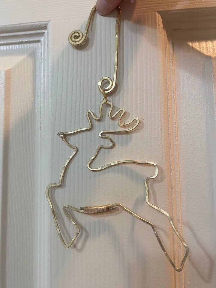 Kvinde Flyvende Rensdyr Julepynt for engroshandel hos Angela Catirina Jones