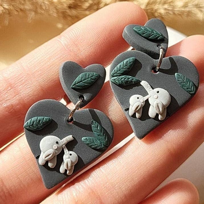 Olifantenoorbellen • Bosdieren Sieraden voor wholesale door NoomCottageClay