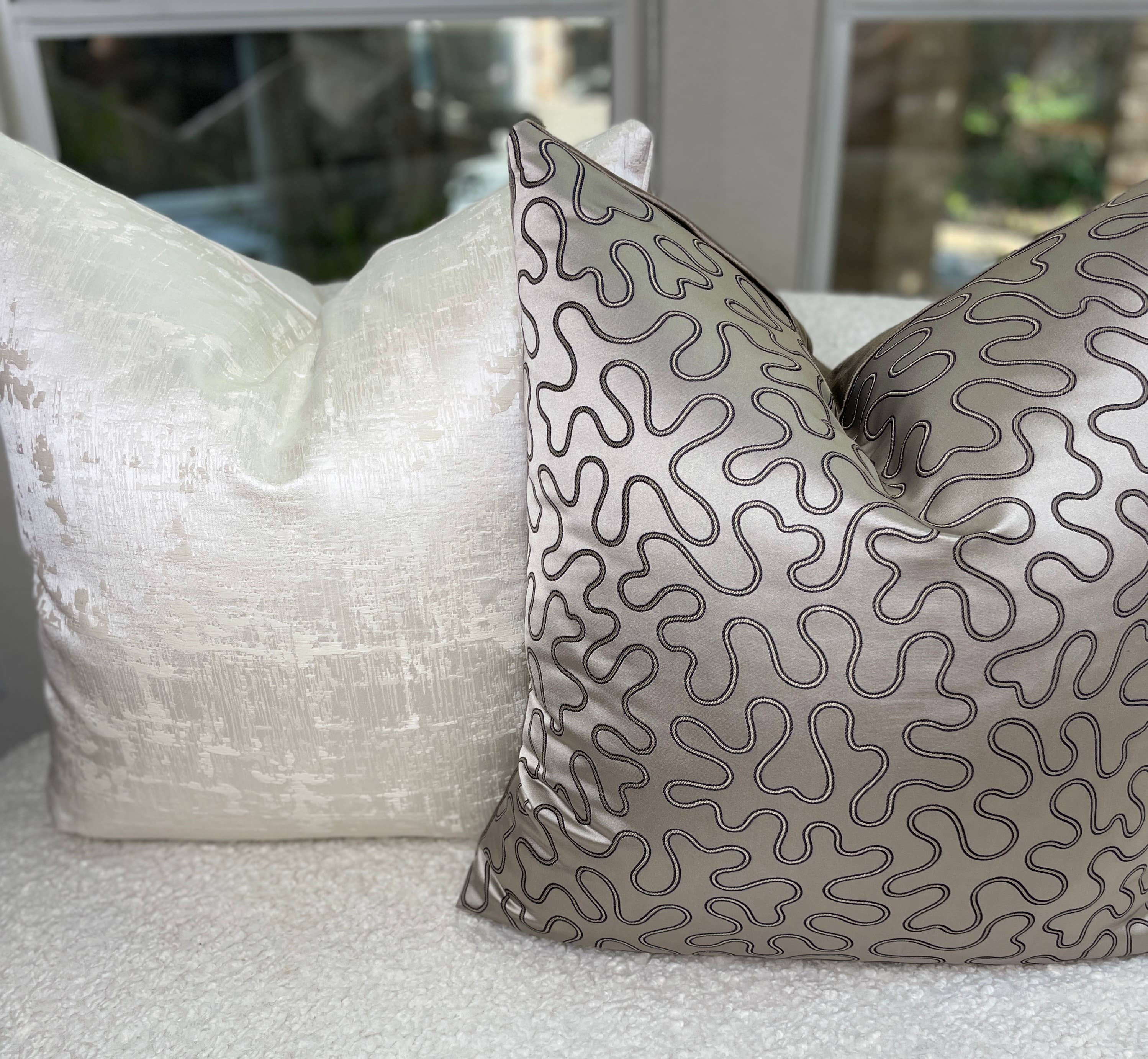 StyleUp – Capa de almofada decorativa por atacado – Fronha de tecido de cetim cinza Bradshaw Collection 24”1