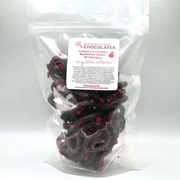 Bretzels GF croustillants aux framboises enrobés de chocolat pour la vente par Missionary Chocolates