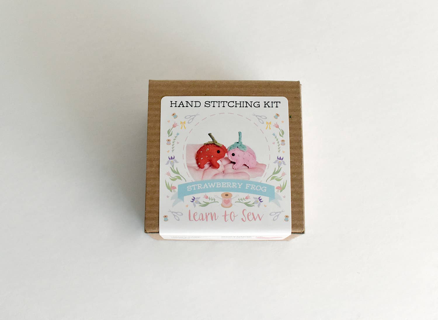 DelilahIris Designs - Vendita all'ingrosso Kit da cucito creativo - Kit Fai-da-te - Mini Peluche Rane Fragola in Feltro3